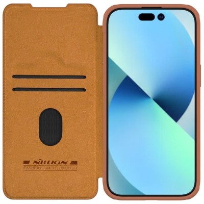 Prabangus „Nillkin“ Qin Pro serijos rudas odinis atverčiamas Apple iPhone 15 Plus dėklas | Priedai.lt